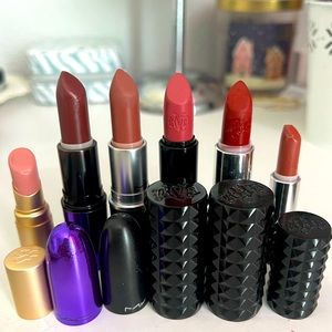 6 luxury lipsticks, 4 full size and 2 minis. 2 Mac, 1 Too faced, 3 Kat Von D